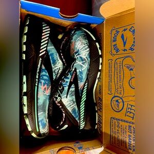 brooks adrenaline gts 22 womens Size 6 running shoe